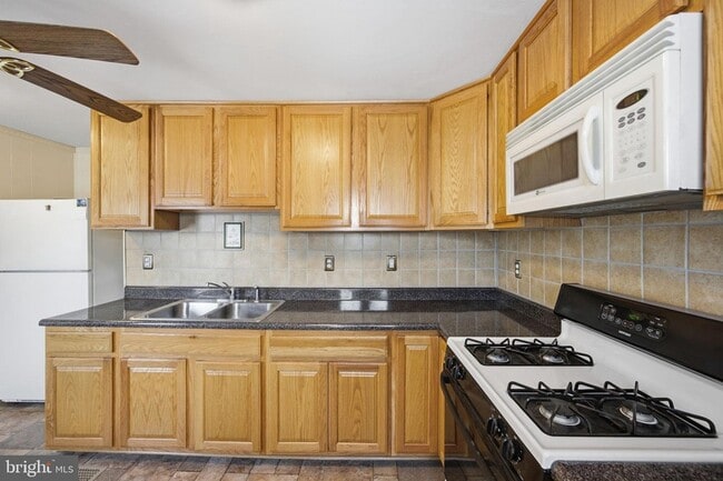 Building Photo - 3413 Yardley Dr