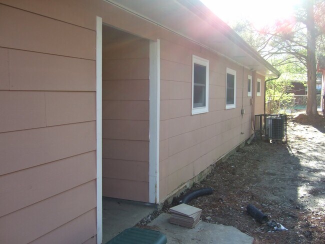 Building Photo - 626 Meadowview Dr