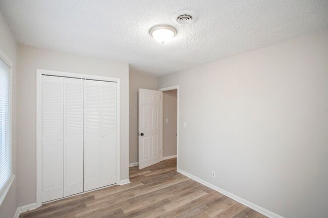 Building Photo - 421 Raintree Dr