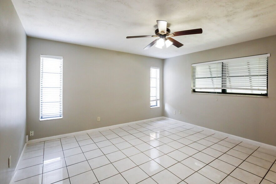 Building Photo - 5525 SW 118th Ave