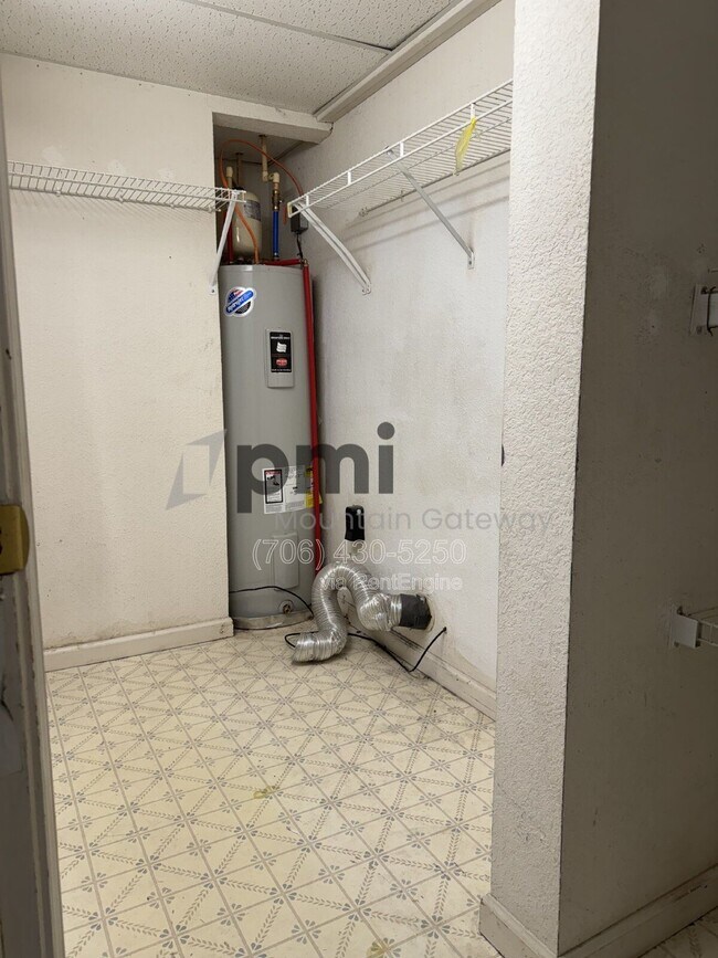 Building Photo - 131 Primrose Dr