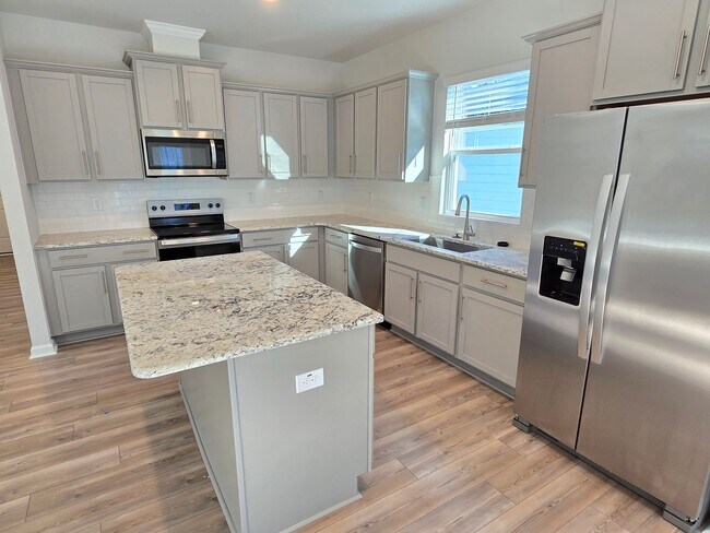 Building Photo - Approx 2700sqft, 5 bed / 3 bath featuring ...