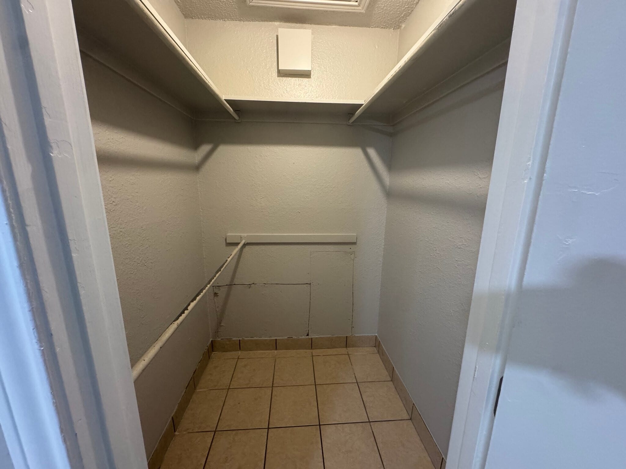 Building Photo - 700 Long Ct