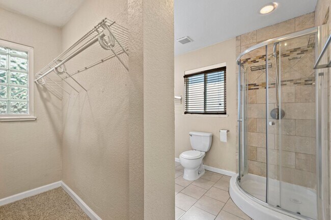 Building Photo - Fantastic Home in City Park North - Has it...