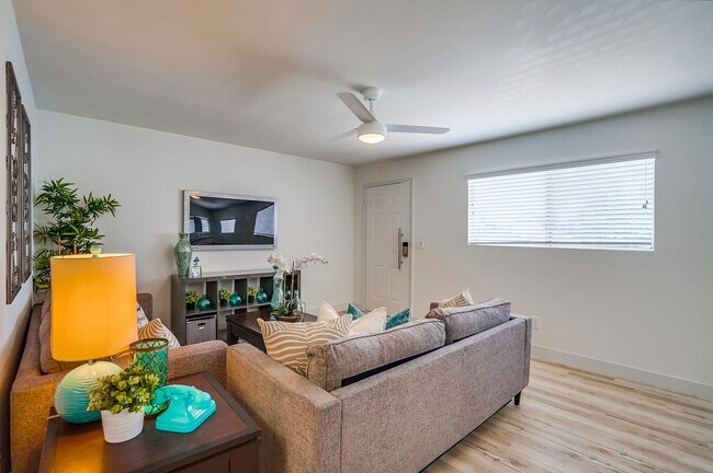 Building Photo - Spacious -2bd/1ba -$2,050.00 - LBC - Parki...