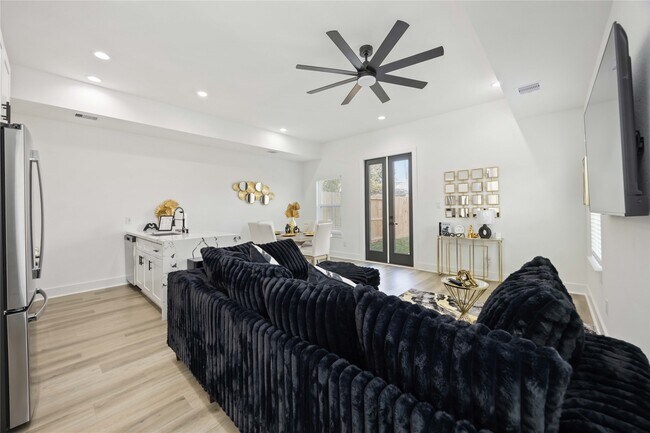 Building Photo - 964 Lucky St