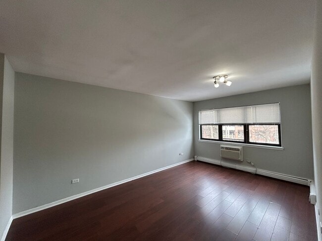 Building Photo - 696 Elm Pl