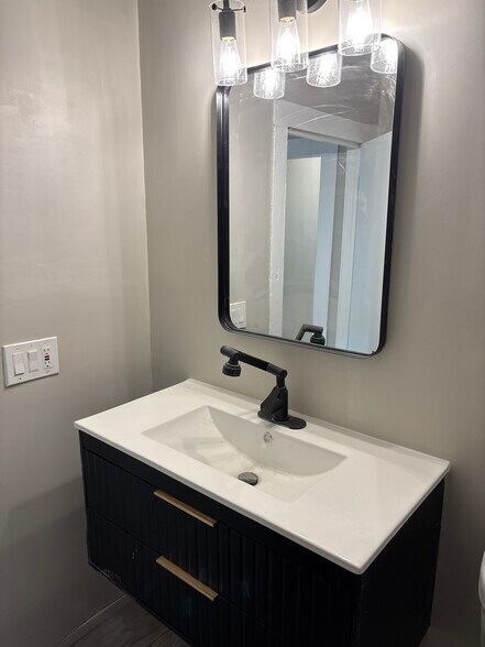 Building Photo - 47 Maple Ave