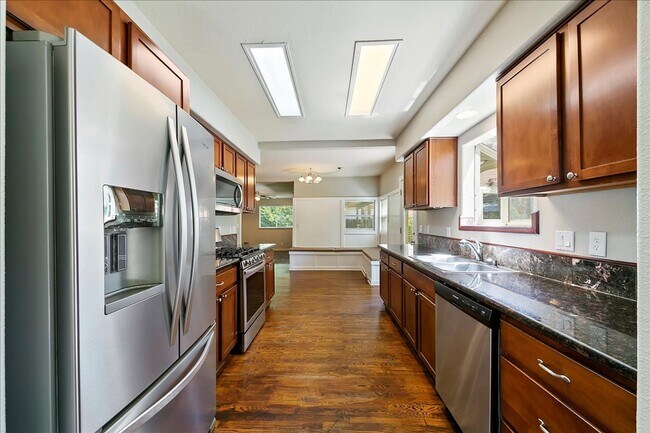 Building Photo - North End corner lot with garden and TONS ...