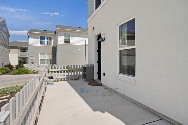 Building Photo - 10539 Liv Way