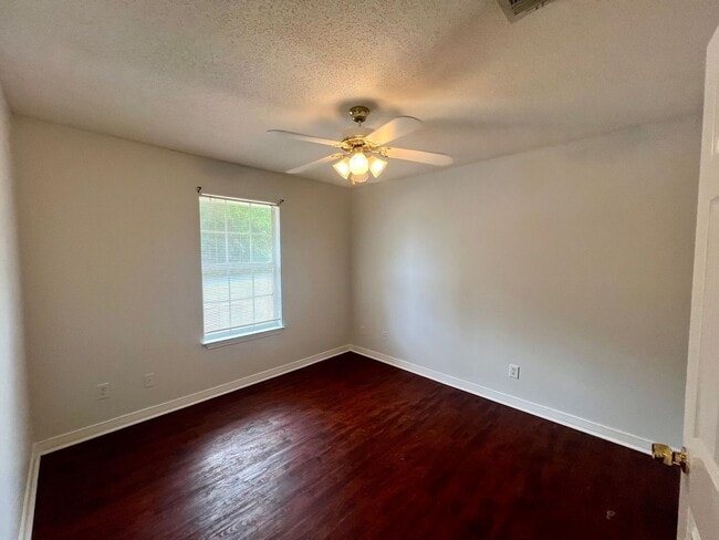 Building Photo - NICE 3B3/1BA - MINUTES FROM NAS WHITING FI...