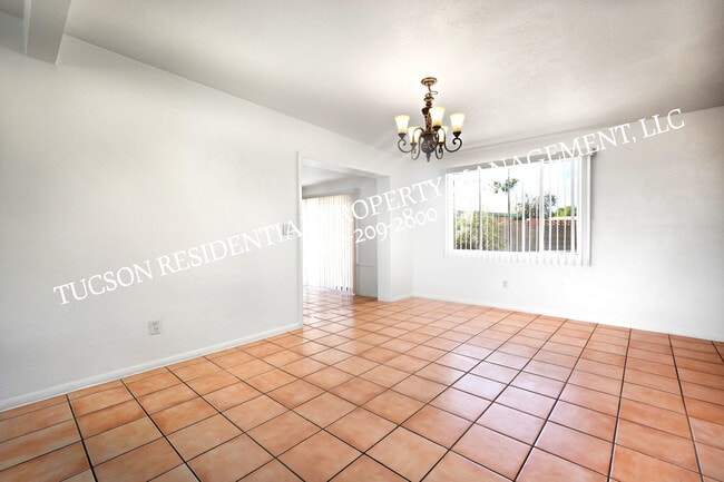 Building Photo - 2402 S Calle Yucatan