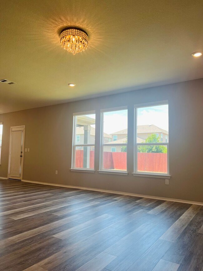 Building Photo - Tech Ridge Area Gem – Nearly 3,000 Sq Ft o...