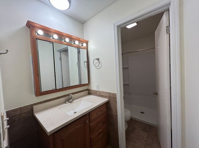 Building Photo - 821 E Lakeside Dr