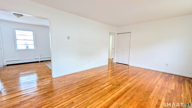 Building Photo - 14 Fairview Dr