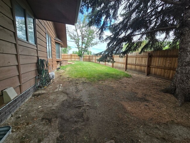 Building Photo - Large 5 Bed, 3 Bath House