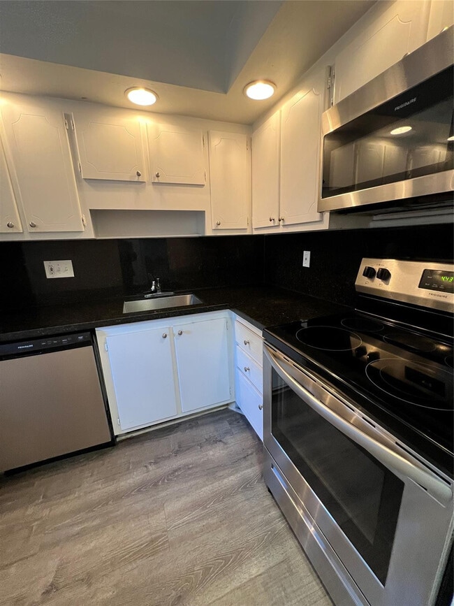 Building Photo - 1201 SE 2nd Ct