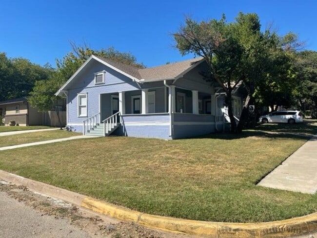 Building Photo - 302 W Baylor St