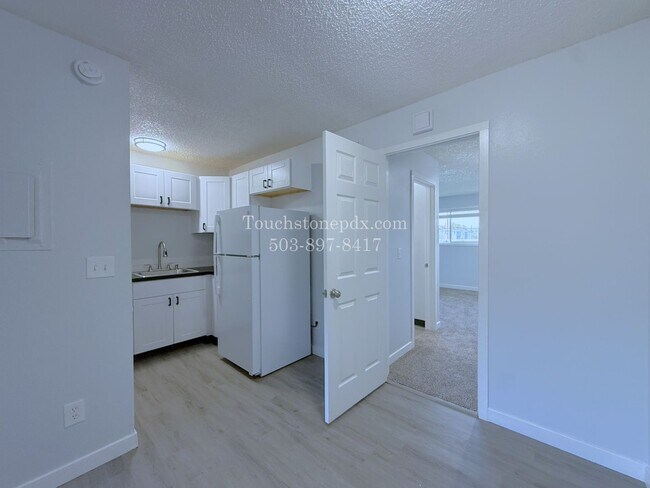 Building Photo - Inviting East Portland Apartment with Bright Living and Everyday Comfort