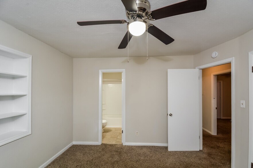 Building Photo - 4046 Village Dr