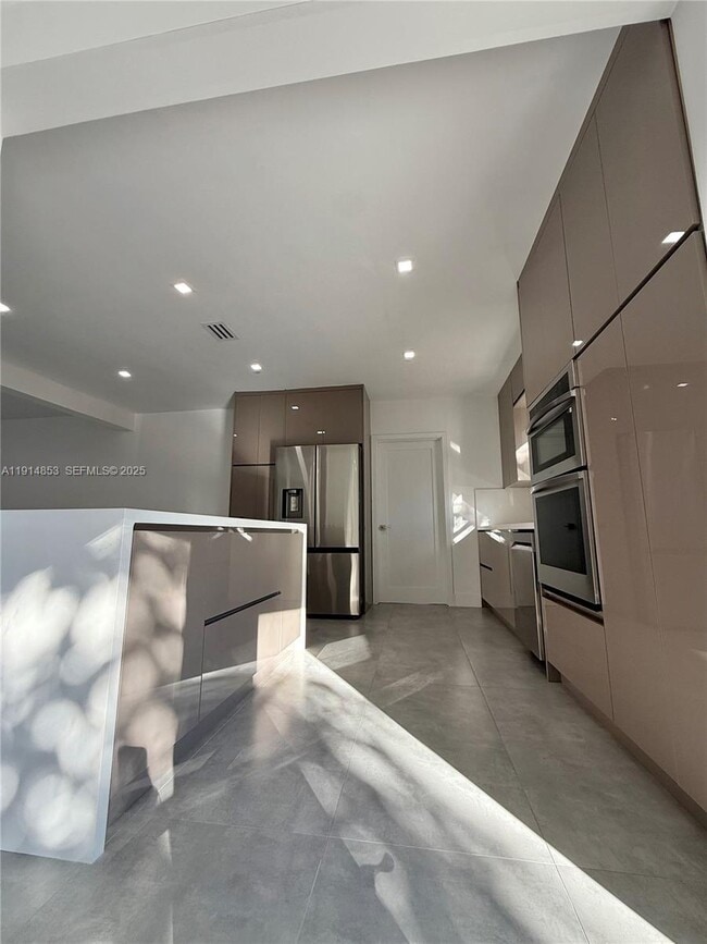 Building Photo - 12615 N Miami Ave