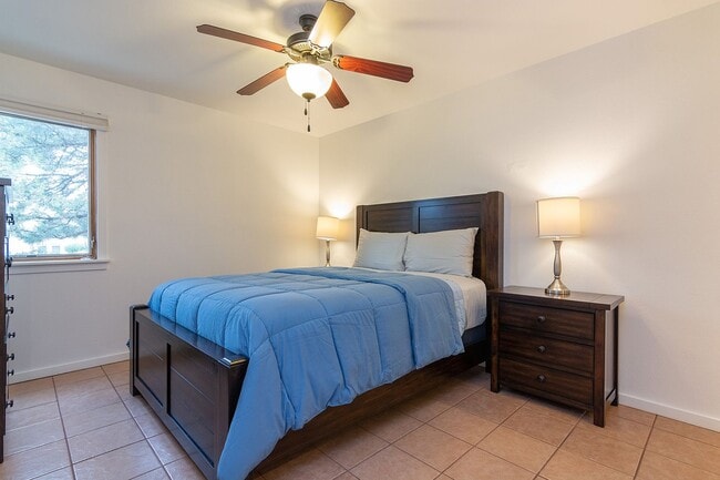 Building Photo - Fully Furnished One Bedroom Condo Availabl...