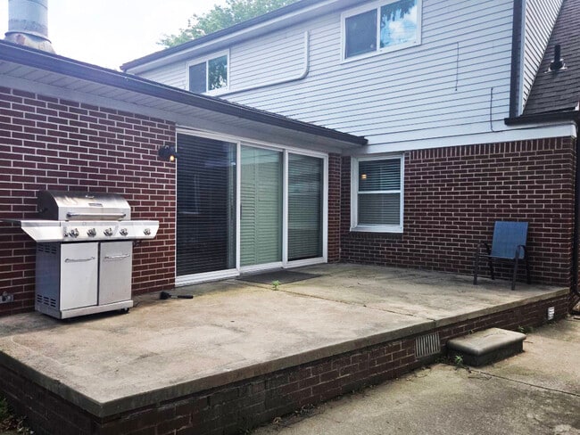 Building Photo - 3018 Guilford Dr
