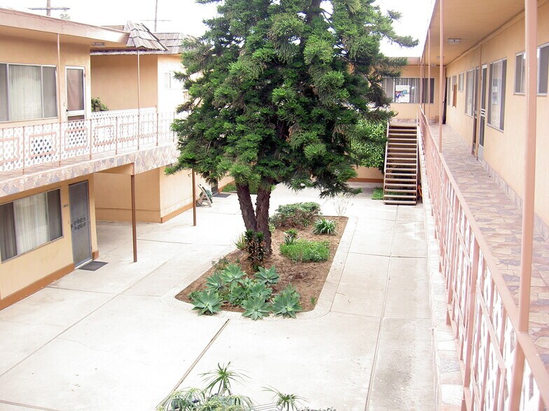 Courtyard picture - 3828 W 182nd St
