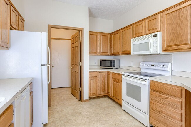 Building Photo - Spacious 3 Bedroom Gem In Southwest Omaha!!