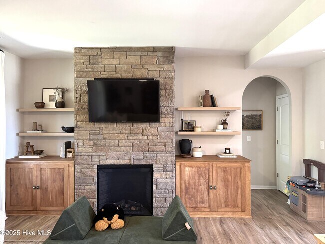 Building Photo - 301 Samuel Run Dr