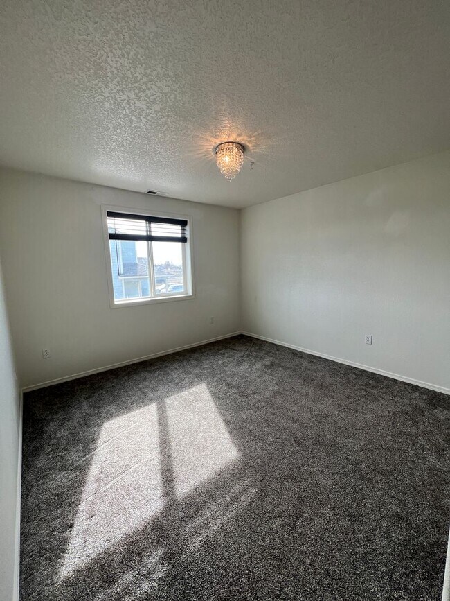 Building Photo - Beautifully Updated Home in Sage Point Sch...