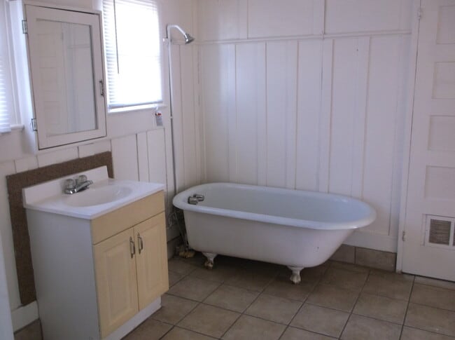 Building Photo - Cute 2 Bedroom/1 Bath in Good Condition