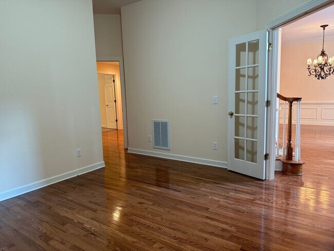 Building Photo - Stunning, Elegant Residence in Chapel Hill...