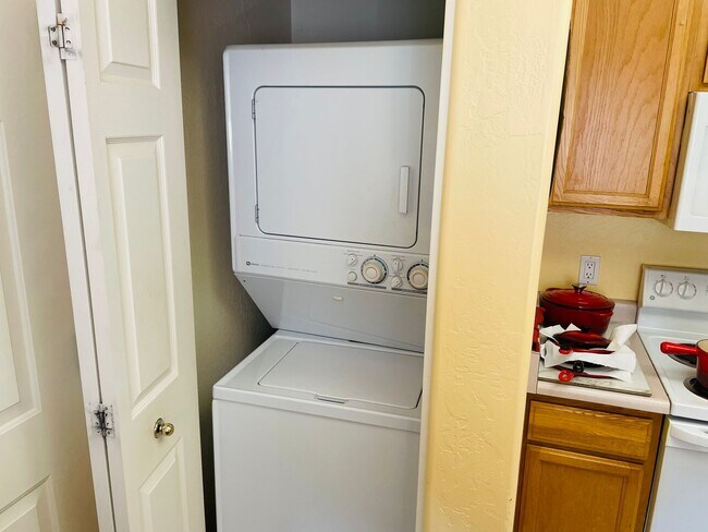 Building Photo - 710 Agave Ct