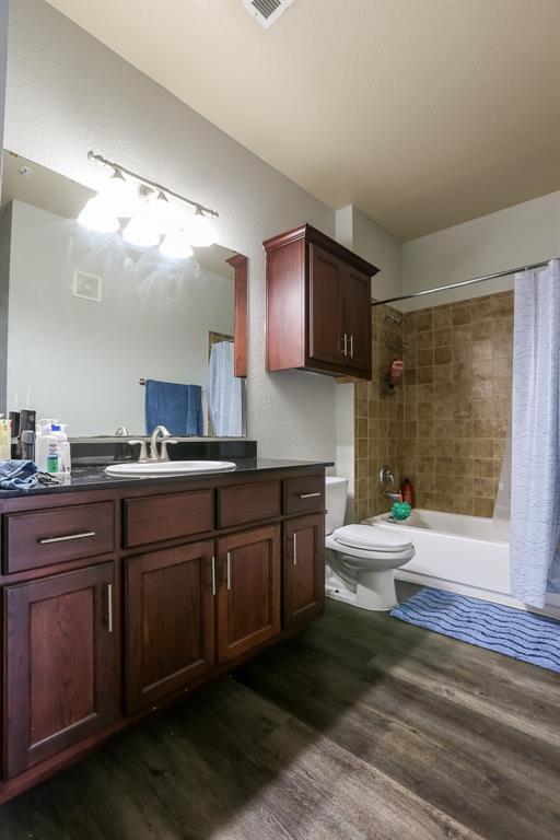 Building Photo - 910 W 25th St