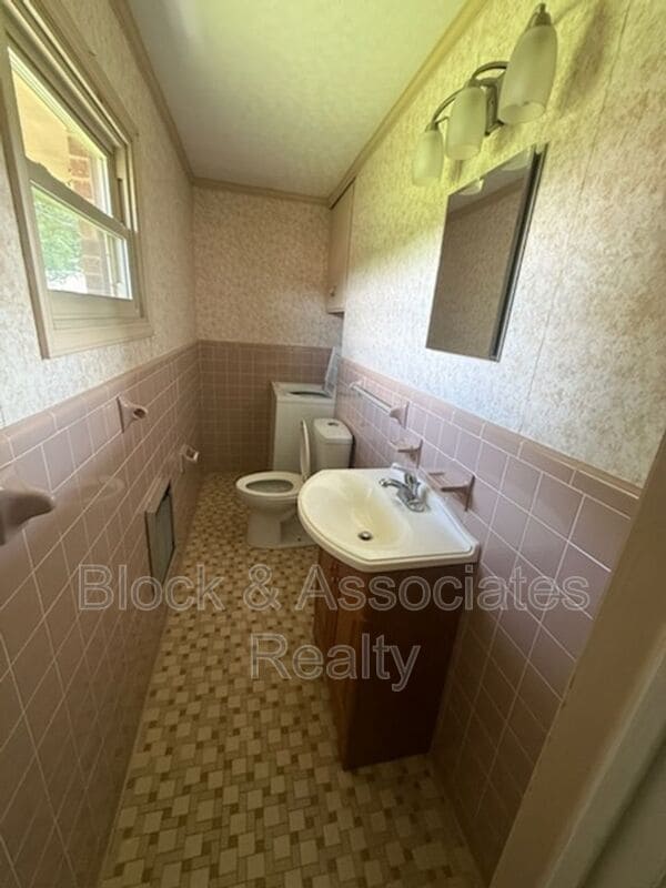 Building Photo - 304 Swaim St