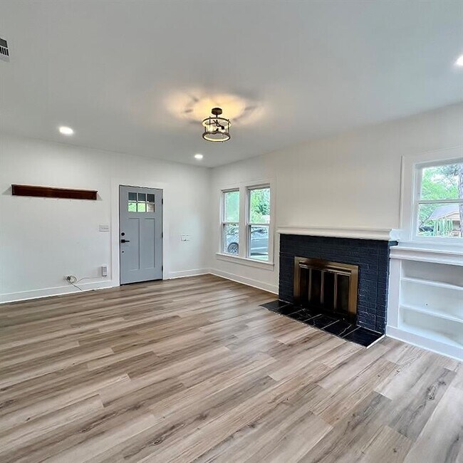 Building Photo - 1034 Woodland Ave