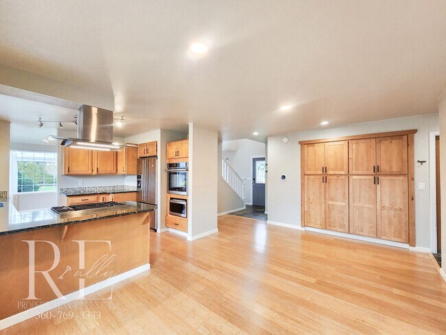 Building Photo - Modern Elegance Meets Tranquil Lakeside Living On Osprey Circle