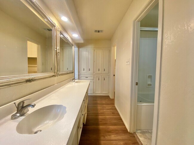 Building Photo - Great 5 bedroom home near LCU now available