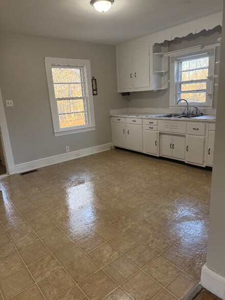 Building Photo - 435 E Meadow Rd