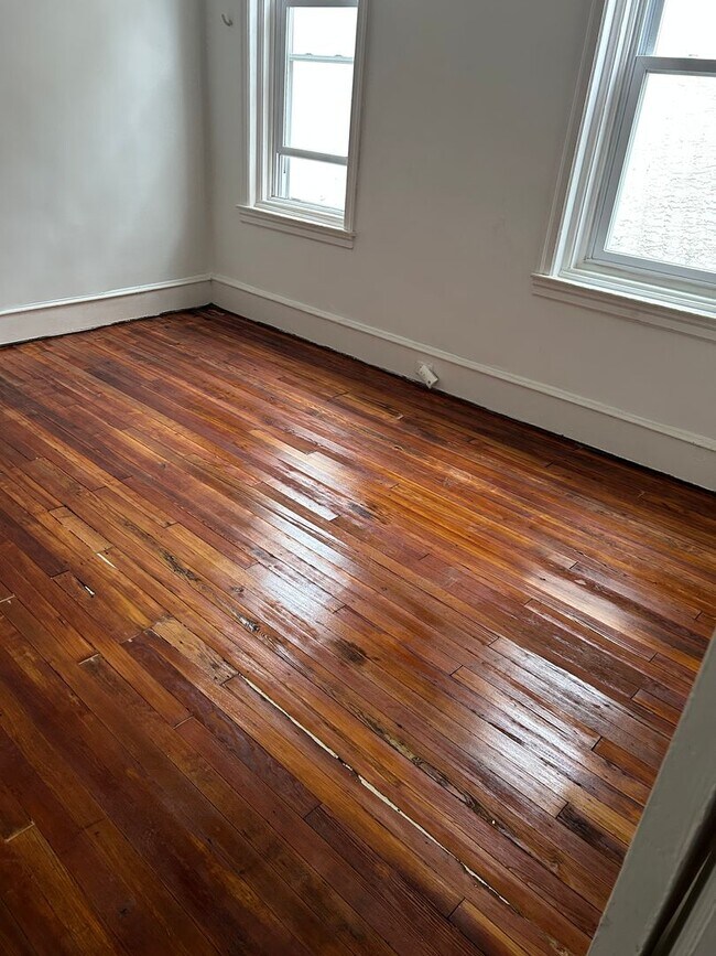 Building Photo - Newly Renovated 2 Bedroom 1 Bath -- Fabric...