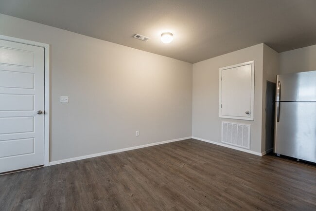 Building Photo - Like New 3-bedroom 2 bath Duplex in Lincoln!! Fenced yard!