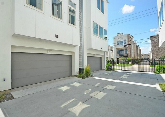 Building Photo - 2713 Clay St