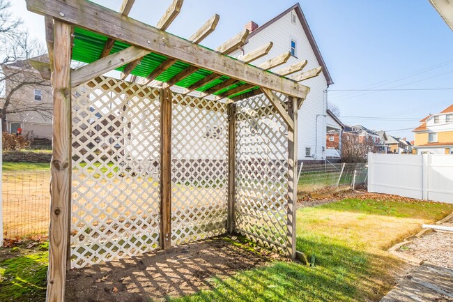 Building Photo - Recently Renovated Home in Coraopolis