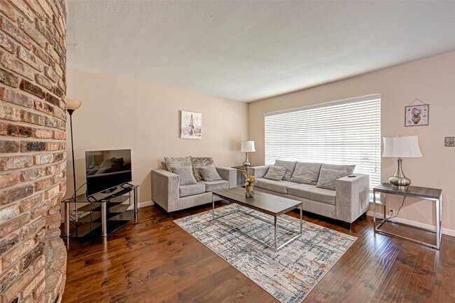 Building Photo - 2121 Fountain View Dr