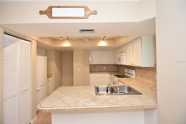 Building Photo - 6 Broadmore Cir