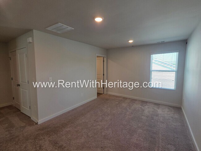 Building Photo - 8650 Paradise Dr