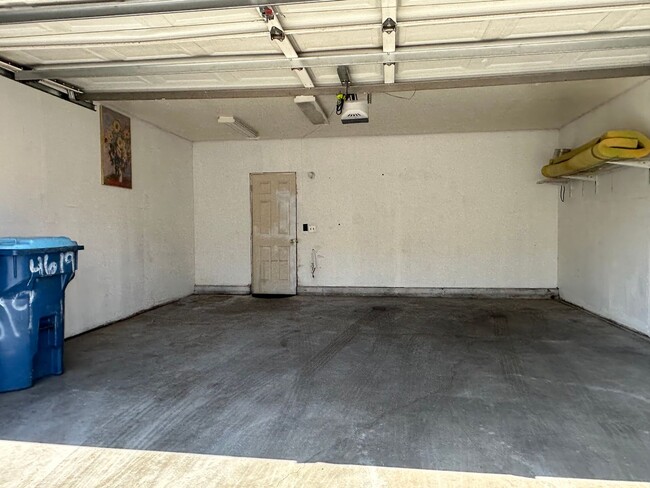 Building Photo - Three bedroom townhome with 2 car garage a...