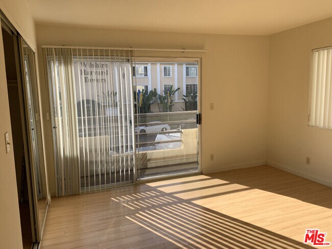 Building Photo - 420 S Harvard Blvd