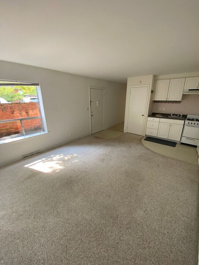 Building Photo - One Bedroom Apartment at Arlington Court